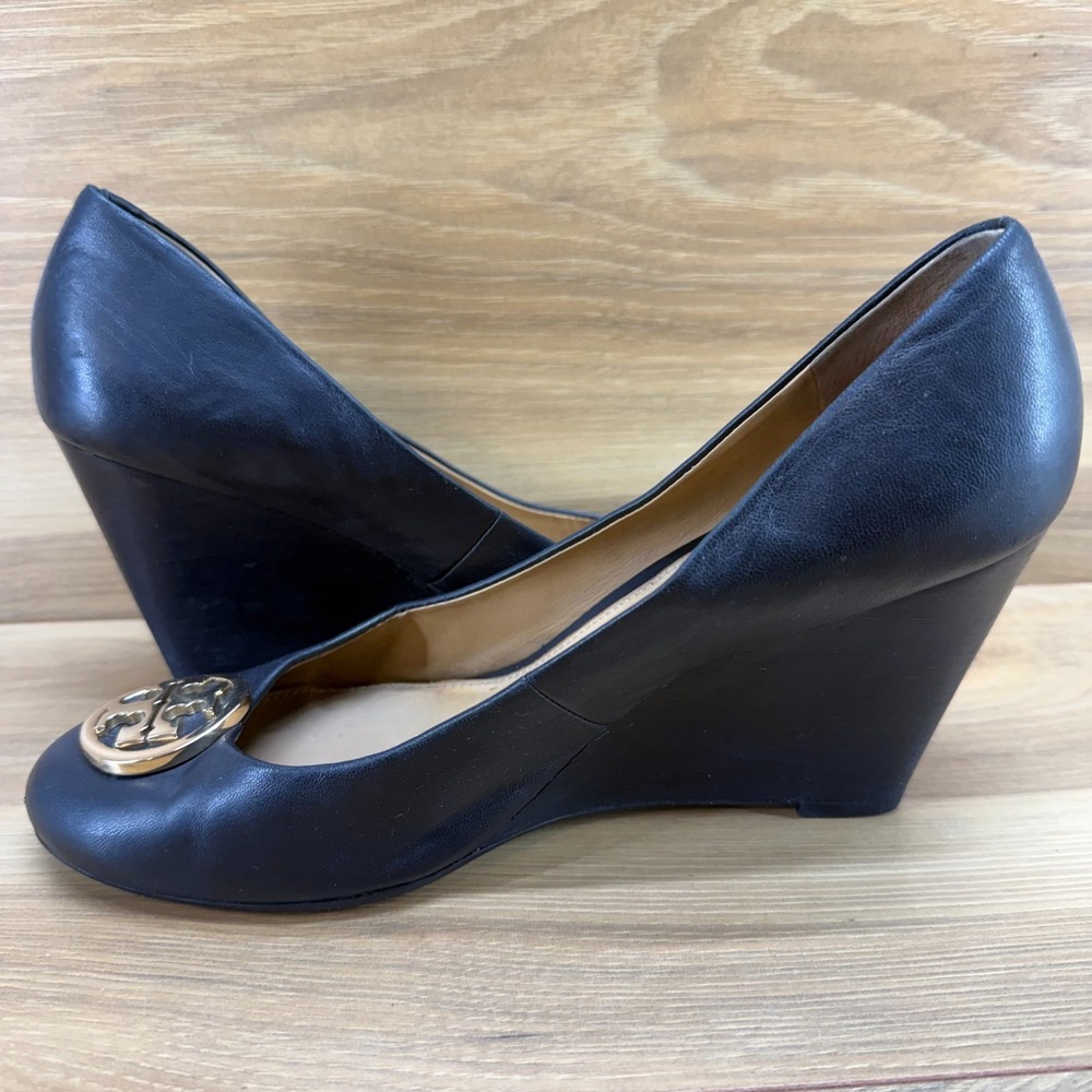 Tory Burch Chelsea Wedge Pump 8.5 M Black Leather Gold Logo Office Modern Church - Picture 6 of 11